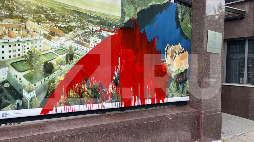 Неизвестные облили красной краской вход в посольство Чехии в Москве