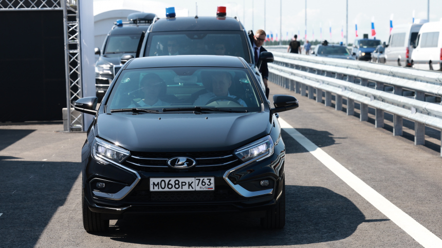 «Хорошая машина»: Путин оценил Lada Aura после поездки по участку М-11