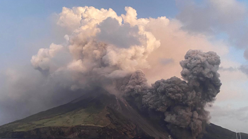 Ждать извержения? На Курилах вулкан Эбеко выбросил столб пепла