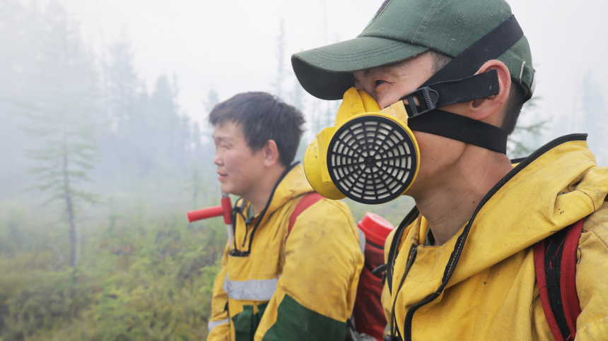 Бежать некуда: в каких условиях спасатели тушат гектары леса в Якутии
