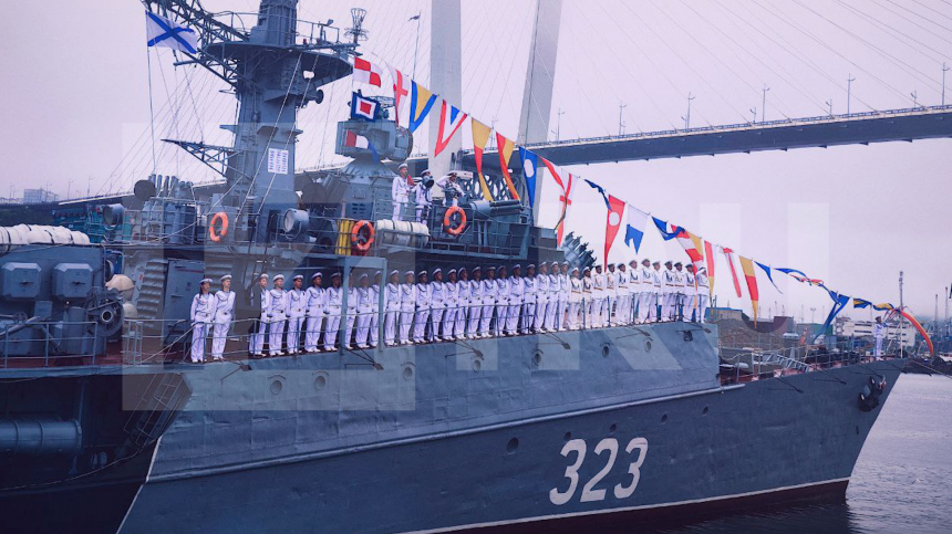 Во Владивостоке стартовал парад Военно-морского флота