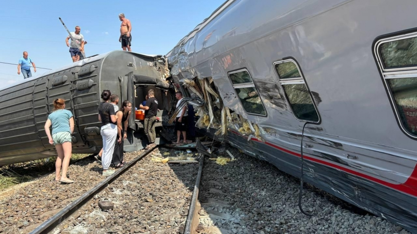 Крушение поезда: водитель КАМАЗа пытался проскочить перед составом на красный свет