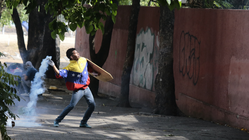Президент в третий раз: Венесуэлу охватили протесты после победы Мадуро