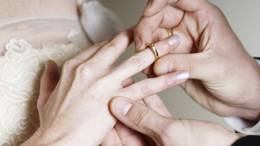 Не суй куда попало: москвичка случайно оторвала палец обручальным кольцом