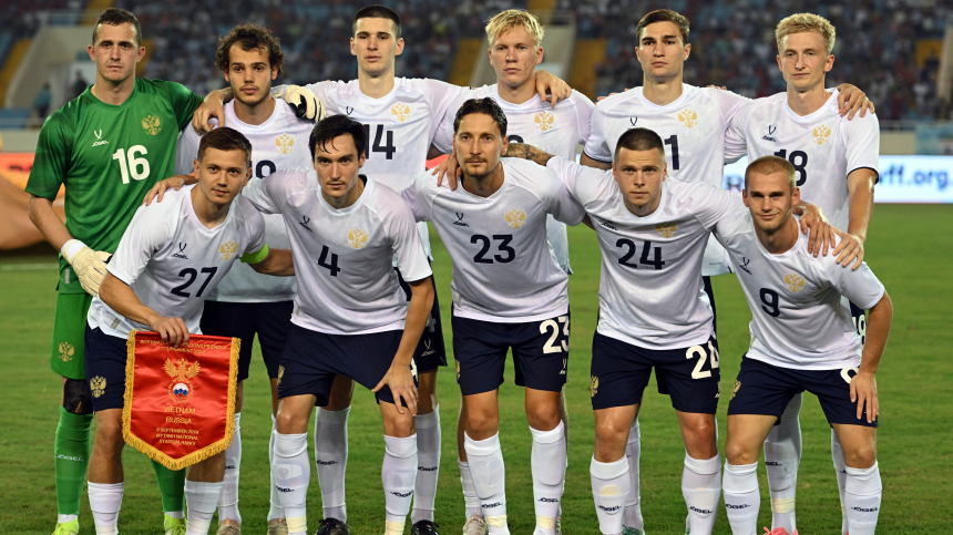 Российские футболисты выложили видео тренировки во время тайфуна в Таиланде