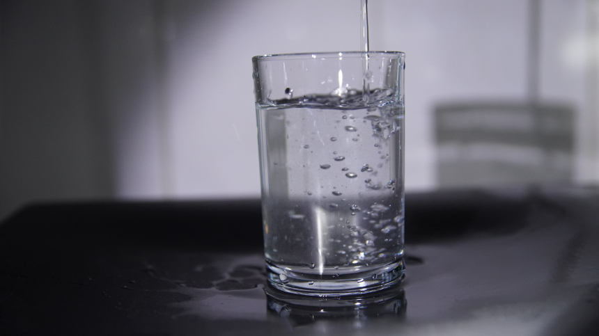 Жажда ощущается не сразу: как по цвету мочи определить обезвоживание организма