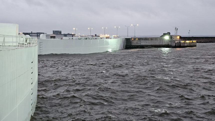 В Санкт-Петербурге закрыли дамбу из-за угрозы наводнения