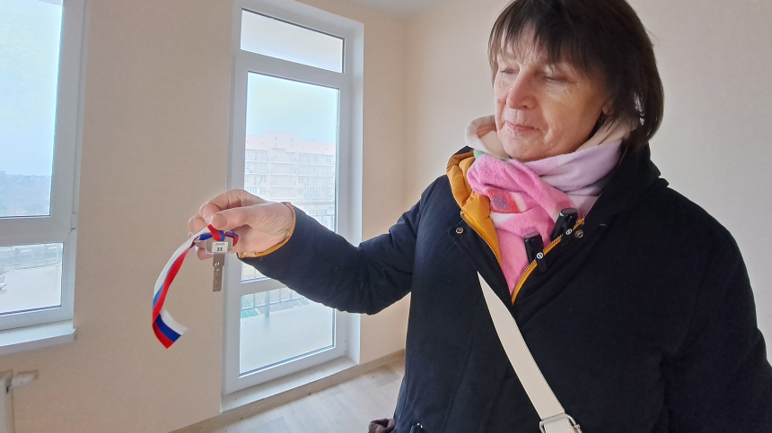 Уже со всем необходимым: жителям Мариуполя вручили ключи от новых квартир