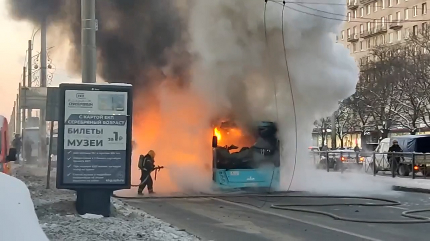 Автобус загорелся на юго-западе Петербурга