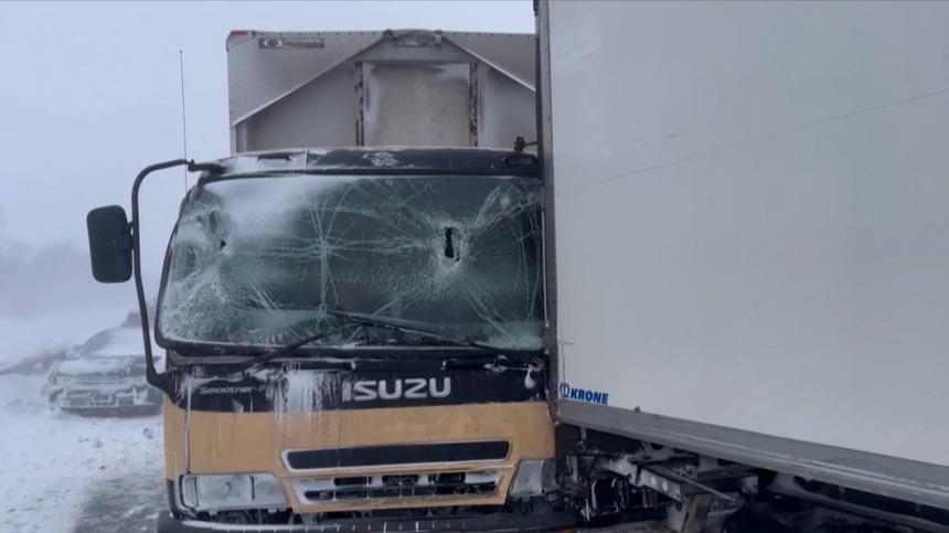 Около 30 машин столкнулись на трассе под Бийском