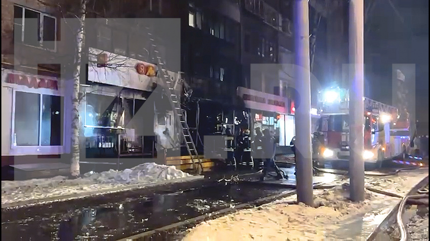 На востоке Москвы загорелся расположенный на первом этаже жилого дома магазин