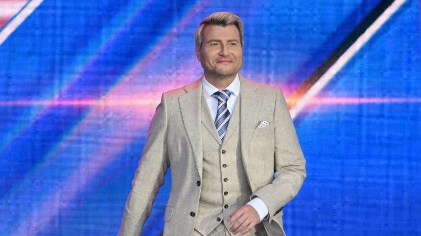 Это наш секрет: Басков поцеловался с Лолитой в самолете