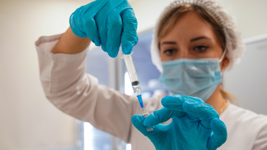 Стало известно, когда в России дадут разрешение на использование вакцины от рака