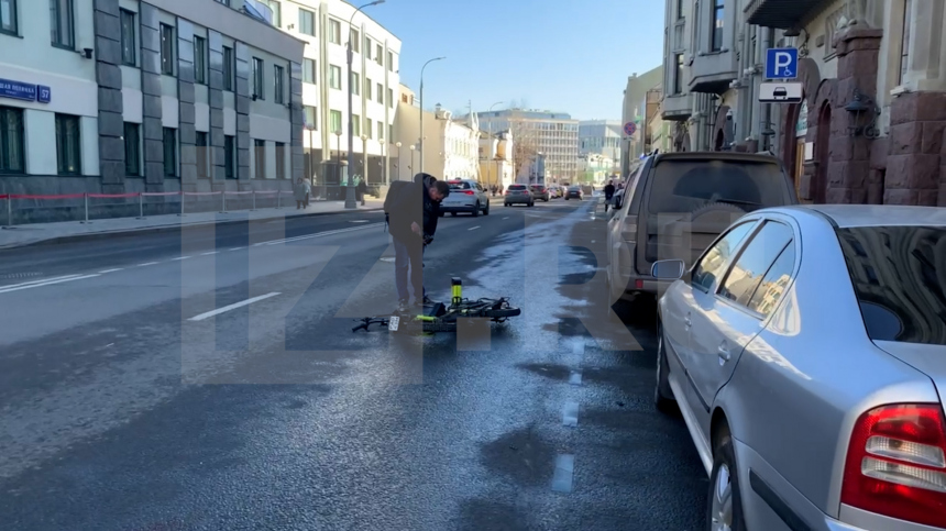 В центре Москвы столкнулись Porsche и электровелосипед