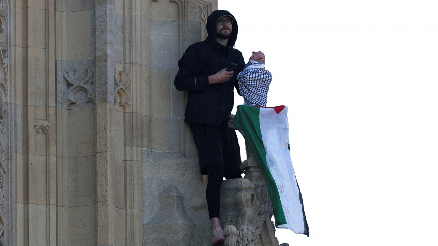 Взбирается на башню: босой мужчина поднялся на Биг-Бен с палестинским флагом
