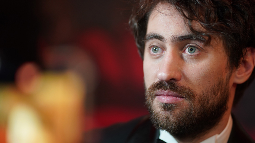 Цветы  не романтичный подарок: Дмитрий Чеботарев редко балует свою жену подарками