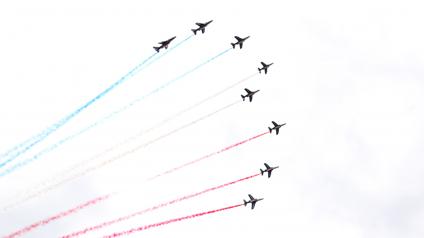 Два самолета Patrouille de France столкнулись в воздухе