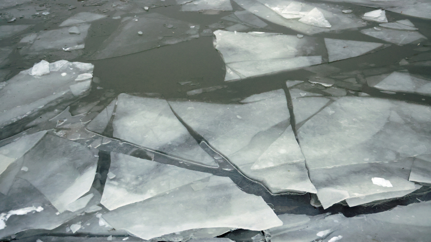Четверо мужчин провалились под лед на озере в Череповецком районе