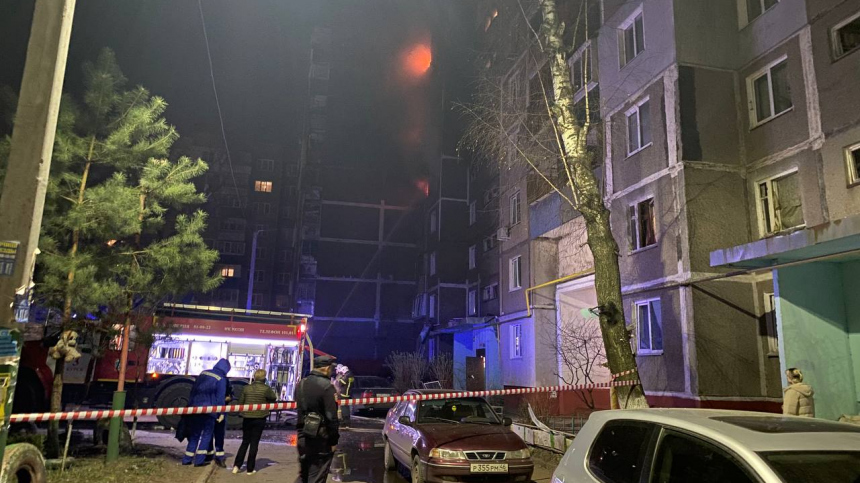 Вокруг осколки: обстановка у поврежденного дроном ВСУ дома в Курске