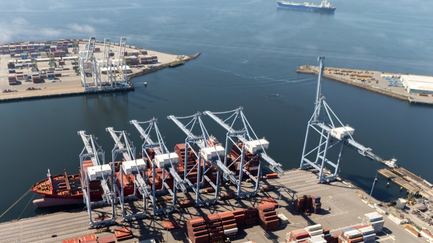 Трамп продлил на год запрет на прием в американских портах судов из России