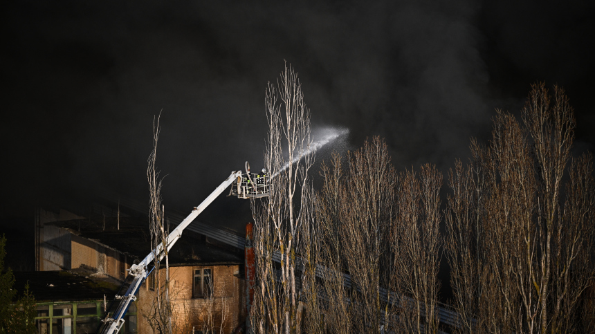 Рухнули перекрытия: в Курске произошел пожар на подшипниковом заводе