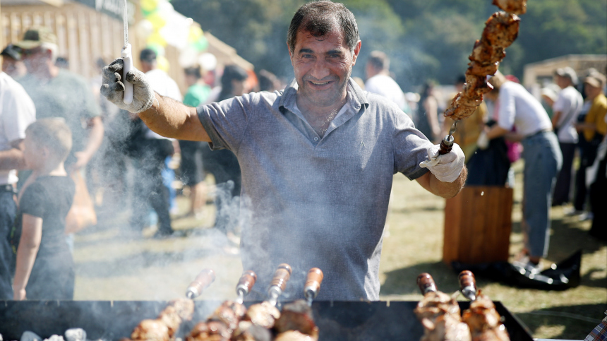 Праздники без вреда для здоровья: названа безопасная доза шашлыка