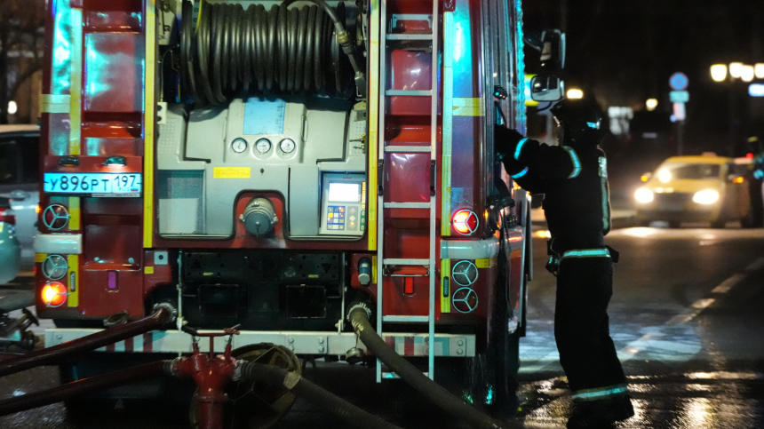 В Мытищах горит здание склада на площади 1 800 квадратных метров