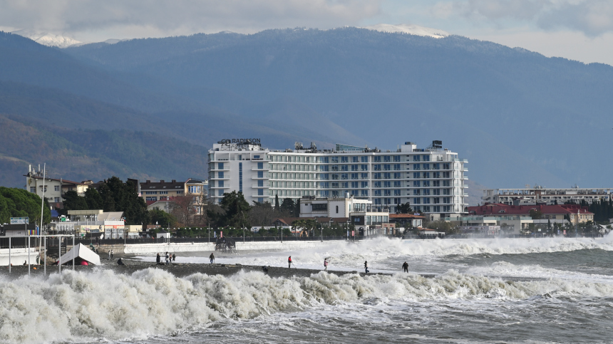 К купальному сезону: в Сочи проверяют пляжи