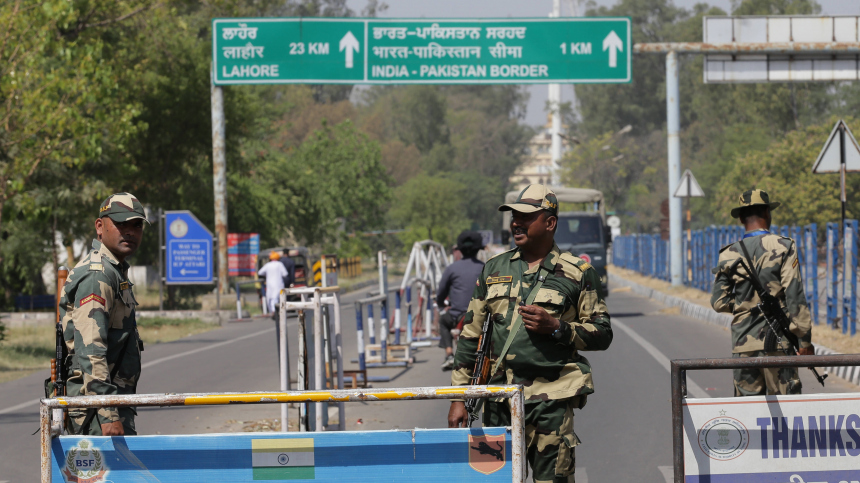 Пакистан открыл огонь по постам на линии контроля с Индией