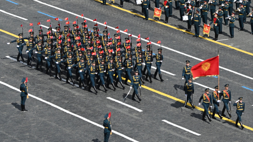 Расчеты стран СНГ прошли по Красной площади на Параде Победы