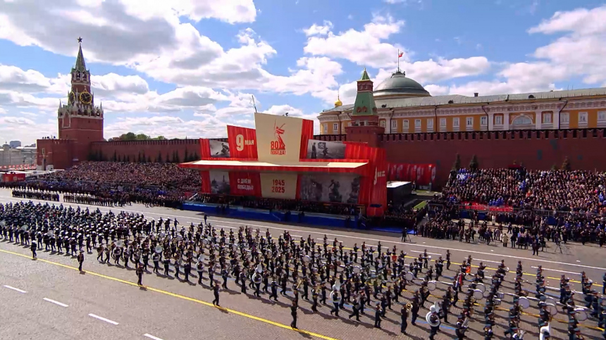 Парад на Красной площади завершился песней День Победы