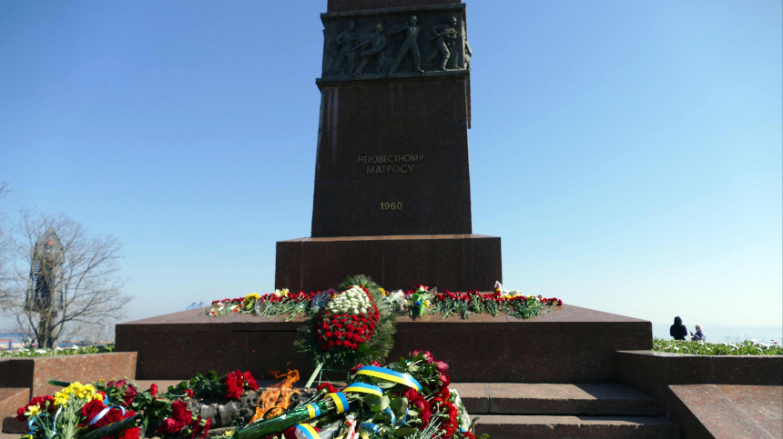 В Одессе в День Победы возложили цветы к памятнику Неизвестному матросу