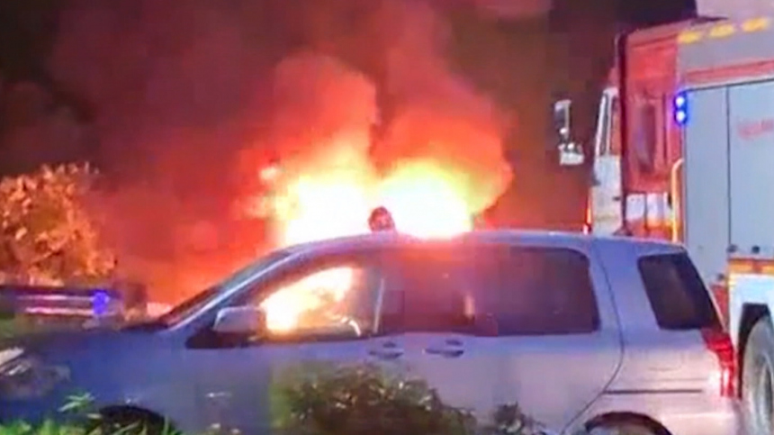 Вспыхнул на ходу: такси взорвалось у жилого дома в Новосибирске