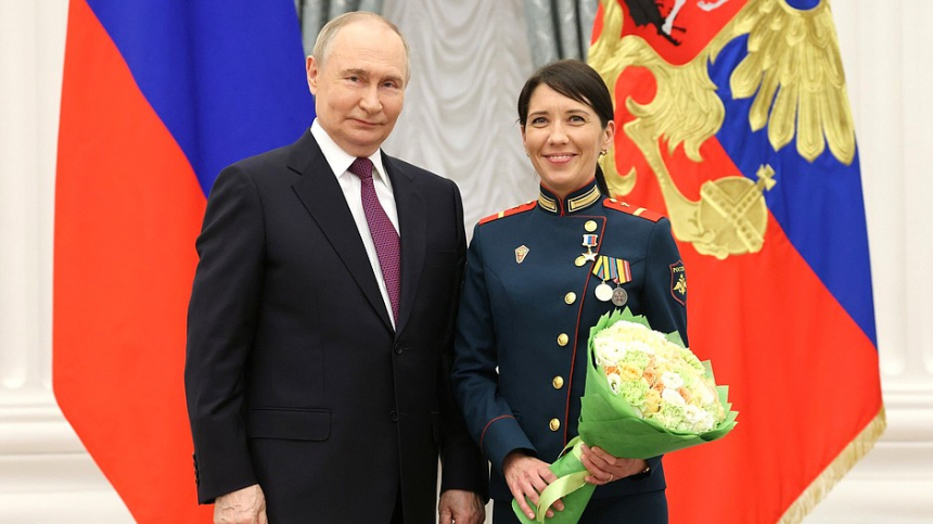 Путин вручил звезду Героя РФ закрывшей собой бойца медсестре