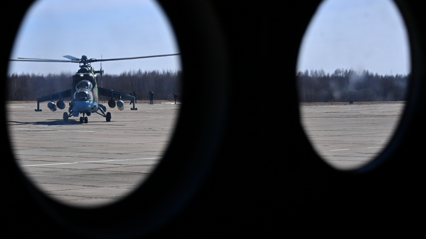 Российские вертолетчики громят бронетехнику ВСУ. Лучшее видео из зоны СВО