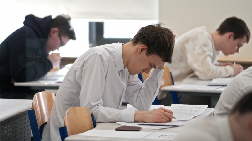 Первые выпускники уже начали сдавать ЕГЭ в Приморье, на Камчатке и Сахалине