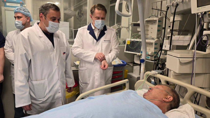 Пострадавшего при атаке дрона ВСУ главу курского района доставили в Москву