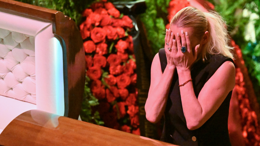 Думала не пустят: Волочкова смогла проститься с Григоровичем в Большом театре