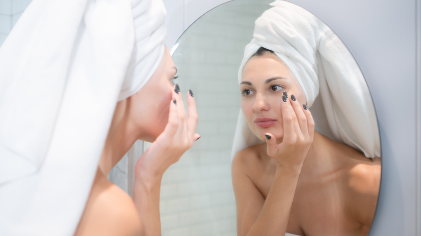 Нездоровый блеск: названы основные ошибки в уходе за жирной кожей летом