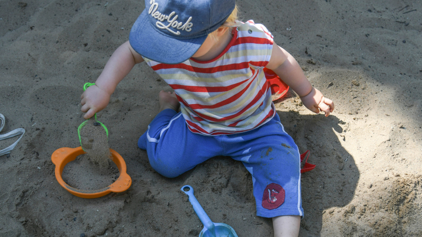 Тянут болезни в рот: как дети могут заразиться в песочнице