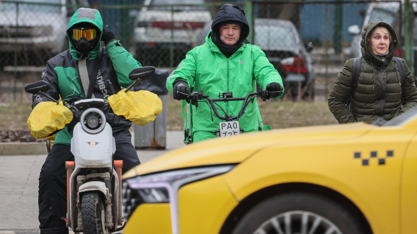 Иностранцам могут запретить работать курьерами и в такси в Петербурге