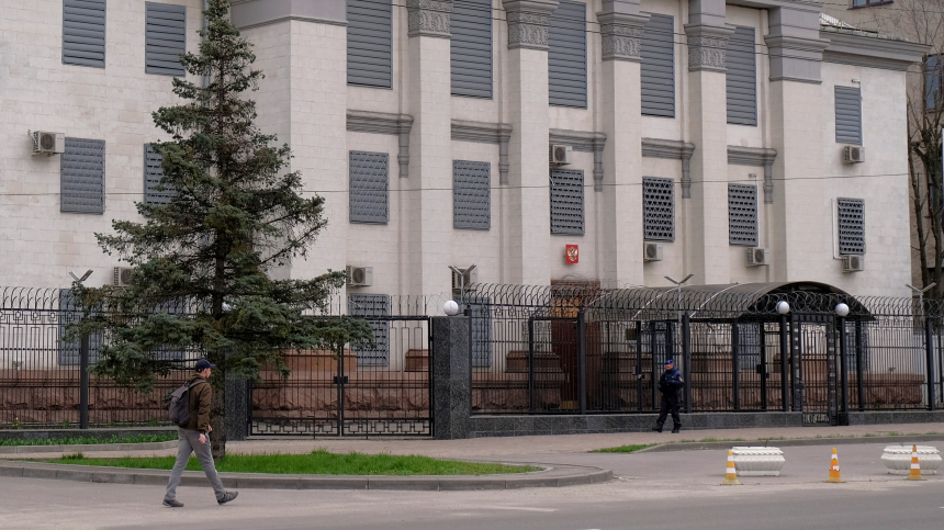 Мединский: украинские родители обращаются в консульства России за помощью