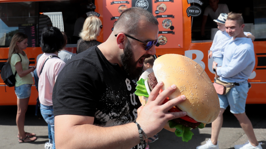 Тяжесть желудка: почему опасно переедать в жару