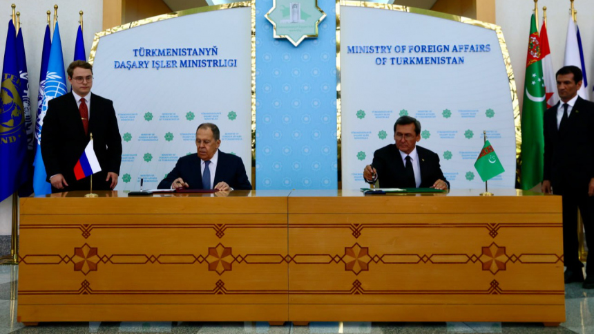 Сергей Лавров прилетел в Туркменистан с официальным визитом