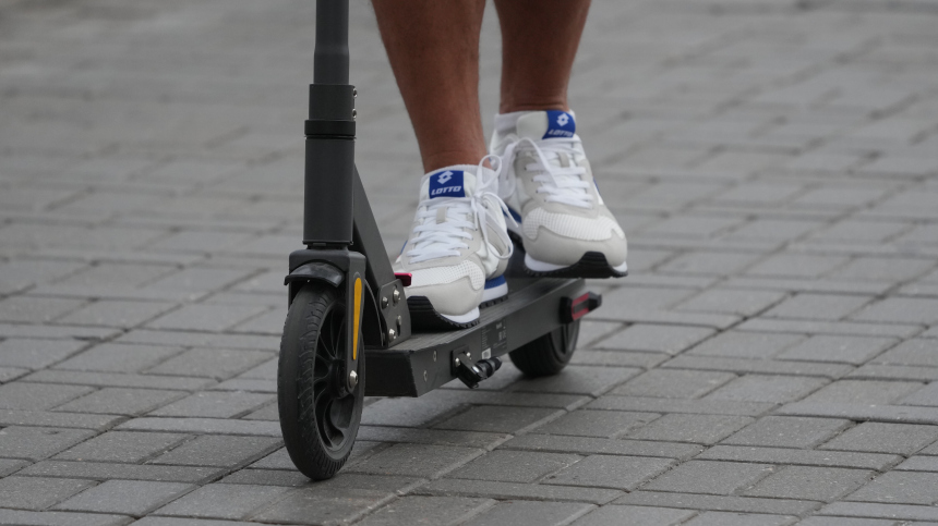 Куда жаловаться на самокатчиков и что грозит лихачам: ликбез от юриста