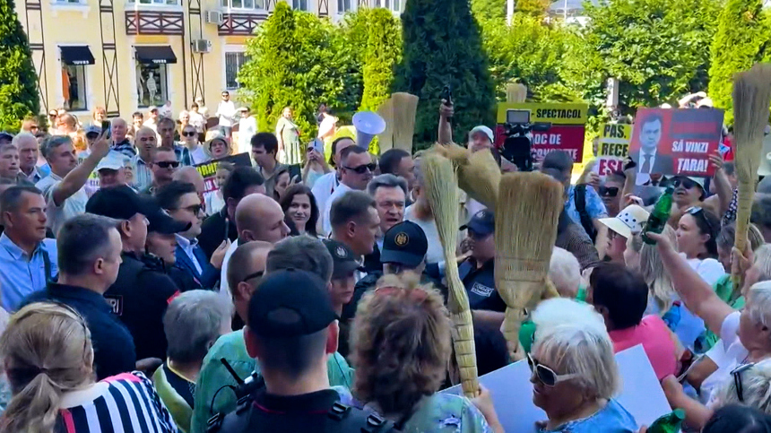 С веником наперевес: жители Молдавии требуют отставки правительства