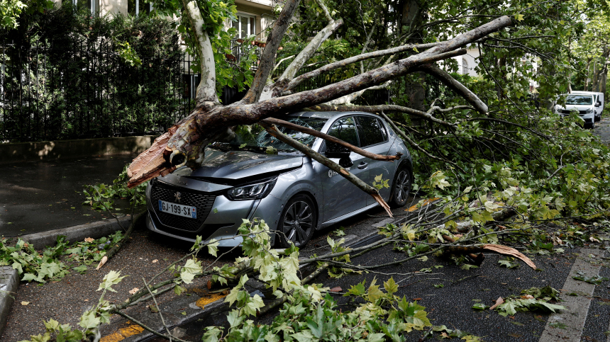 Град, ливень и летающие деревья: Париж накрыл шторм
