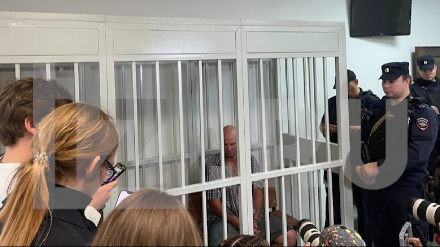 Бросившего на пол ребенка в Шереметьево мужчину арестовали