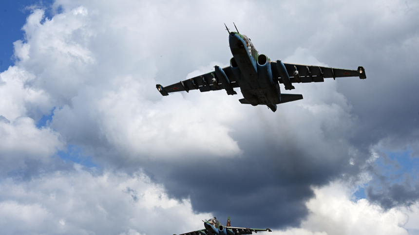 Экипажи штурмовиков Су-25 уничтожили технику боевиков ВСУ. Лучшее видео из зоны СВО