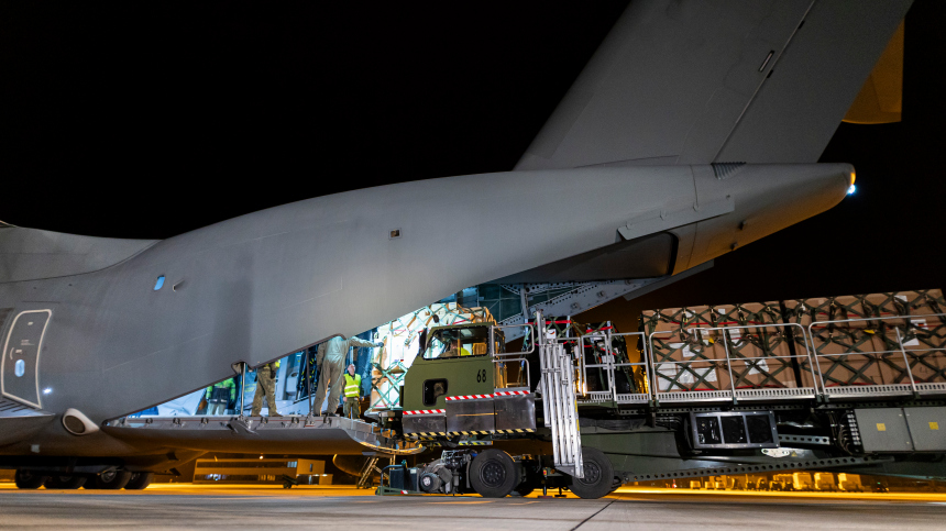 США приостановили поставки оружия на Украину